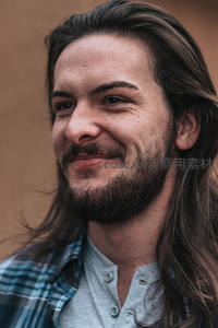 长发胡须男微笑户外人像