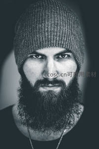 蓄须男子戴针织帽凝视镜头