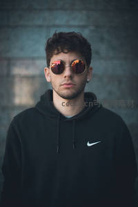 戴反光墨镜青年街头造型