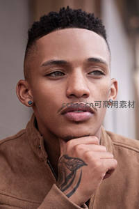 纹身青年手托下巴沉思瞬间