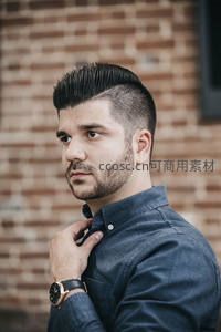 时尚男士侧颜特写，砖墙背景显质感