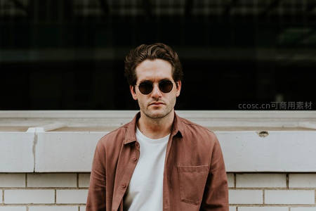 戴墨镜男士街头时尚写真