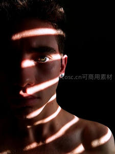 光影交错下的深邃凝视