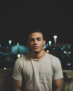 城市天台上的静谧夜思