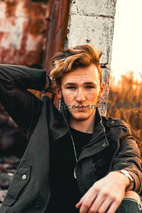 废墟旁的青春少年