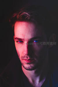 霓虹光影下的男性特写，神秘冷峻感十足