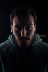 暗调光影下带彩绘的男子脸庞