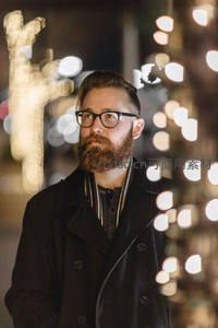 夜景光斑中戴眼镜的胡须男