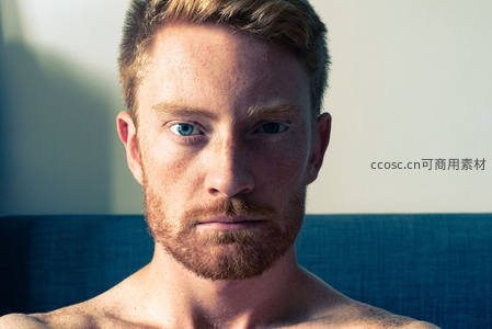 赤膊男子凝视镜头特写