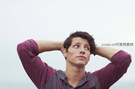 青年仰望天空双手抱头沉思