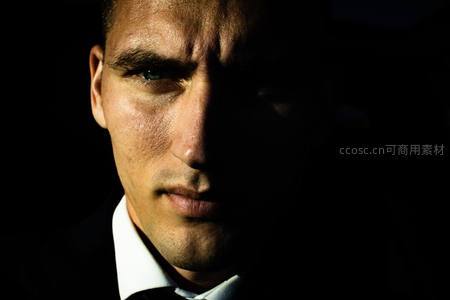 光影交错的男士面部特写