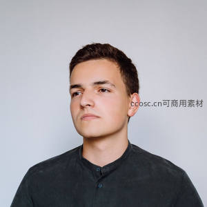 简约背景下的青年沉静肖像