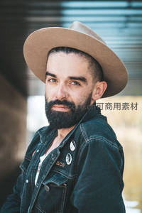 戴牛仔帽蓄胡男士回眸一笑