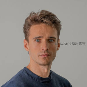 蓝衣青年正面凝视灰色背景