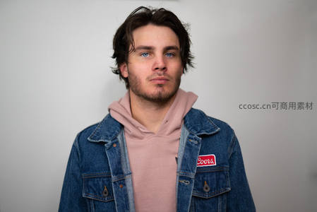 牛仔夹克青年简约室内写真