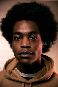 深色皮肤青年温暖灯光特写