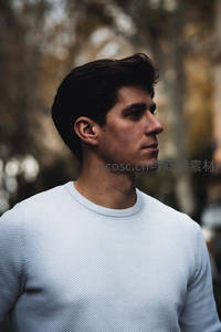 侧脸沉思的青年男子