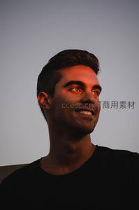 夕阳余晖中的微笑侧颜