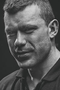 黑白质感的成熟男性肖像