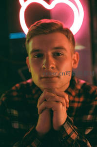 霓虹灯下浪漫男青年