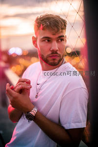 夕阳下的都市青年侧影