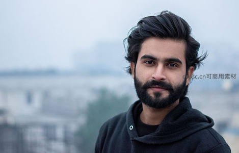 雾都背景下的沉静面容