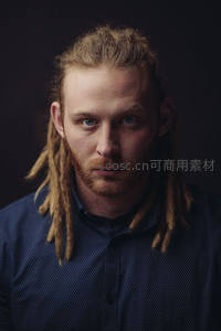 暗调背景中的雷鬼风男子