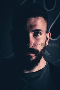 深邃眼神的胡须男子暗调肖像