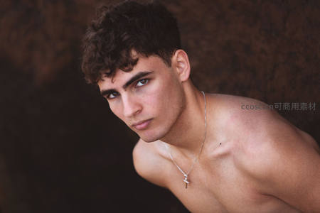 卷发青年裸肩特写展现魅力