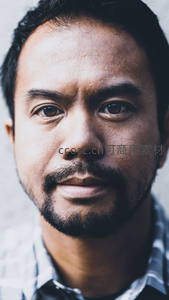 中年男子近景展现成熟魅力