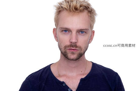 白背景下蓝眼金发男子特写