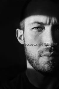 黑白光影中的男性侧脸特写