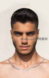 蓝眸短发男青年直视镜头写真