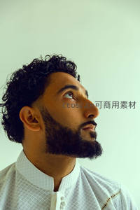 卷发胡须男仰望天空沉思瞬间