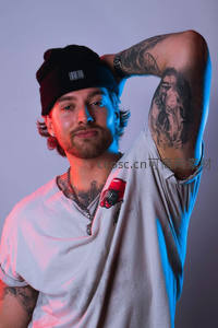 霓虹灯光下的纹身潮男