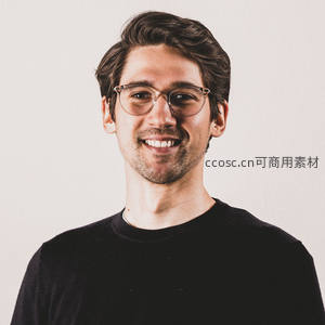 戴眼镜微笑的阳光男士