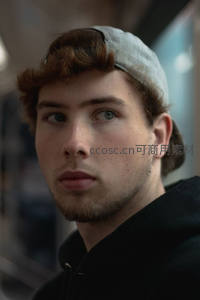 戴帽少年凝视镜头