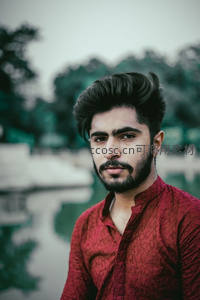 湖畔穿红衣的俊朗男子