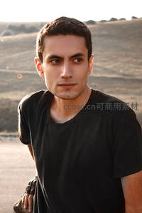 户外阳光下的沉思青年