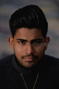 深色背景下坚毅男性肖像