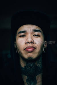 暗调街头风格青年肖像特写