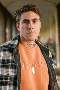 阳光下格子衬衫青年街拍