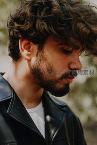 卷发胡须男侧脸微距特写