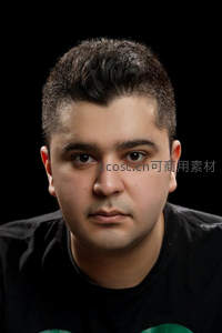 黑衣青年直视镜头眼神深邃专注