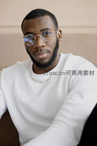 戴眼镜的黑人男士沉思特写