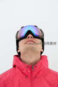 滑雪者戴着护目镜仰望天空