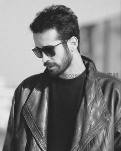 穿皮夹克的男士侧脸墨镜造型