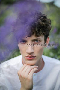 紫雾缭绕中蓝眼少年，手托下巴凝视