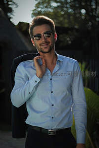 阳光下的绅士微笑，时尚与自信的完美结合