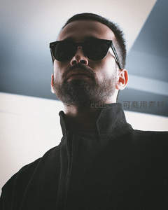 神秘黑衣男子，墨镜遮面尽显冷峻气质
